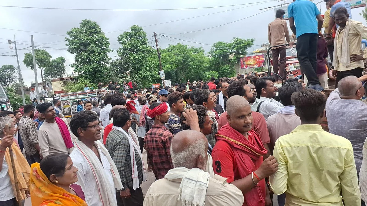 Madhya Pradesh: Police Fail To Stop Cattle Theft, Villagers Block Road In Chhatarpur