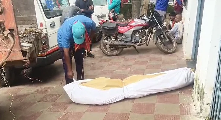 Shocker! Dead Body Carried In Garbage Vehicle In Madhya Pradesh's Katni, Video Goes Viral