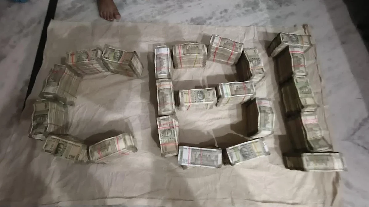 CBI Nabs PWD Executive Engineer Red-Handed Taking ₹30,000 Bribe In Delhi Court Complex; ₹1.6...