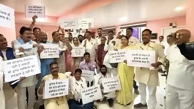 MP Monsoon Session Day-4: Congress MLAs Protest With Drug-Like Packets, Injection Garlands To Draw...