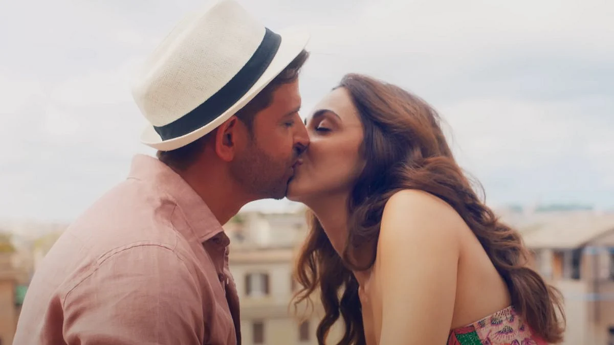 Aavan Jaavan Song Review: Despite 5 Liplocks Between Kiara Advani-Hrithik Roshan & An Elaborate...