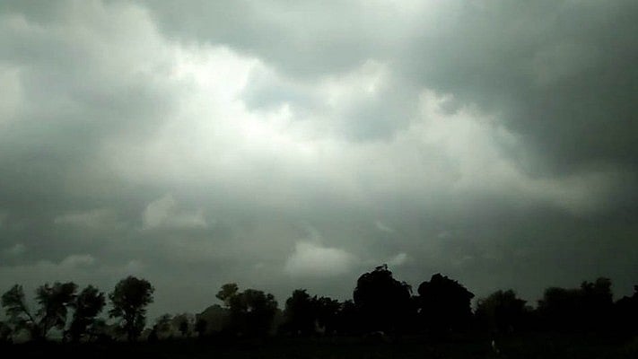 Bengaluru Weather Update: City To Experience Light Rainfall With Strong Surface Winds; Says IMD
