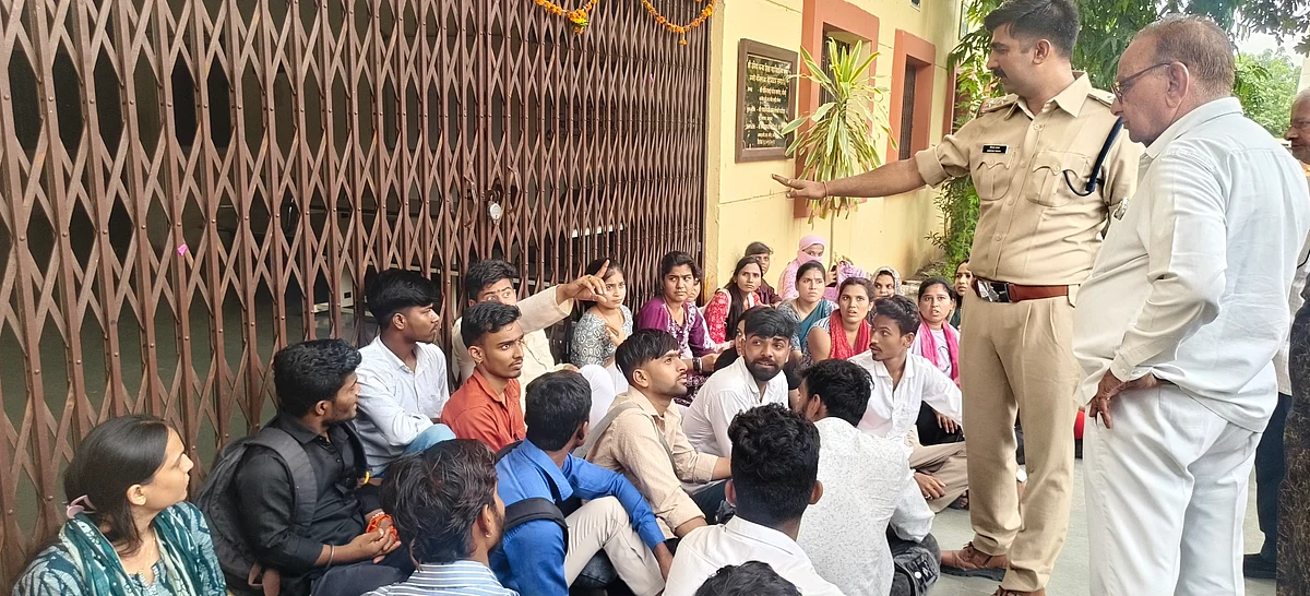 Madhya Pradesh: Protest By ABVP After 90 Of 102 Failed In Bed Exam In Mandleshwar | FP Photo