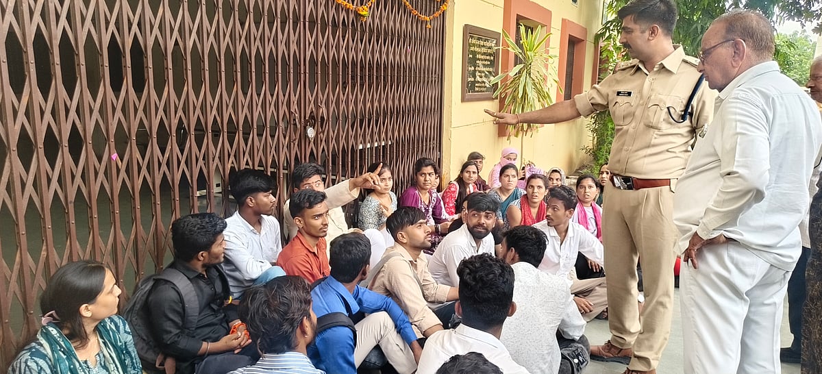 ABVP Protests After Mass Failure in BEd Exam in Mandleshwar