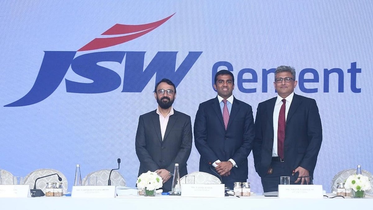 (L-R) Mr. Narinder Singh Kahlon, (Director – Finance & Commercial and Chief Financial Officer), Mr. Parth Jindal (Managing Director) and Nilesh Narwekar, (Whole-Time Director and Chief Executive Officer) at JSW |