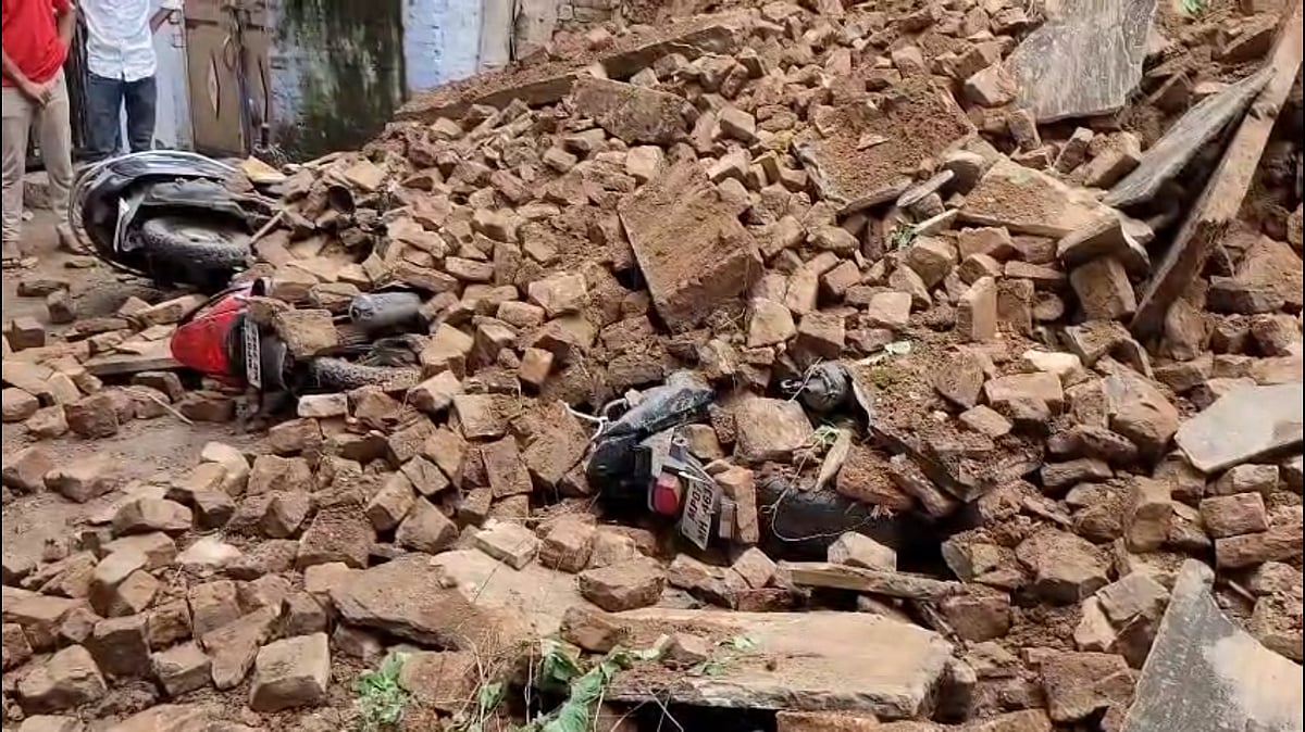 Over Dozen Vehicles Damaged As Old House Collapses In Gwalior; Locals Say Complaints Were Repeatedly Ignored--VIDEO