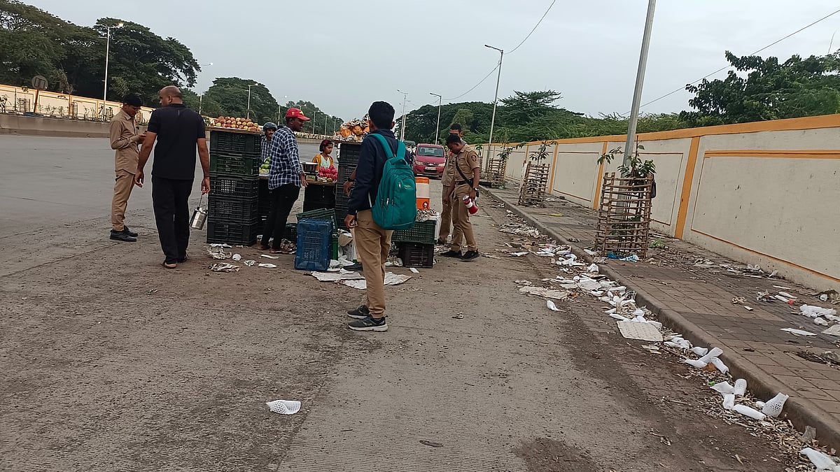 Pune: Footpaths Turn Dumping Grounds As PMC Ignores Encroachment Between Wakdewadi & Khadki (PHOTOS)  | Ankit Shukla 