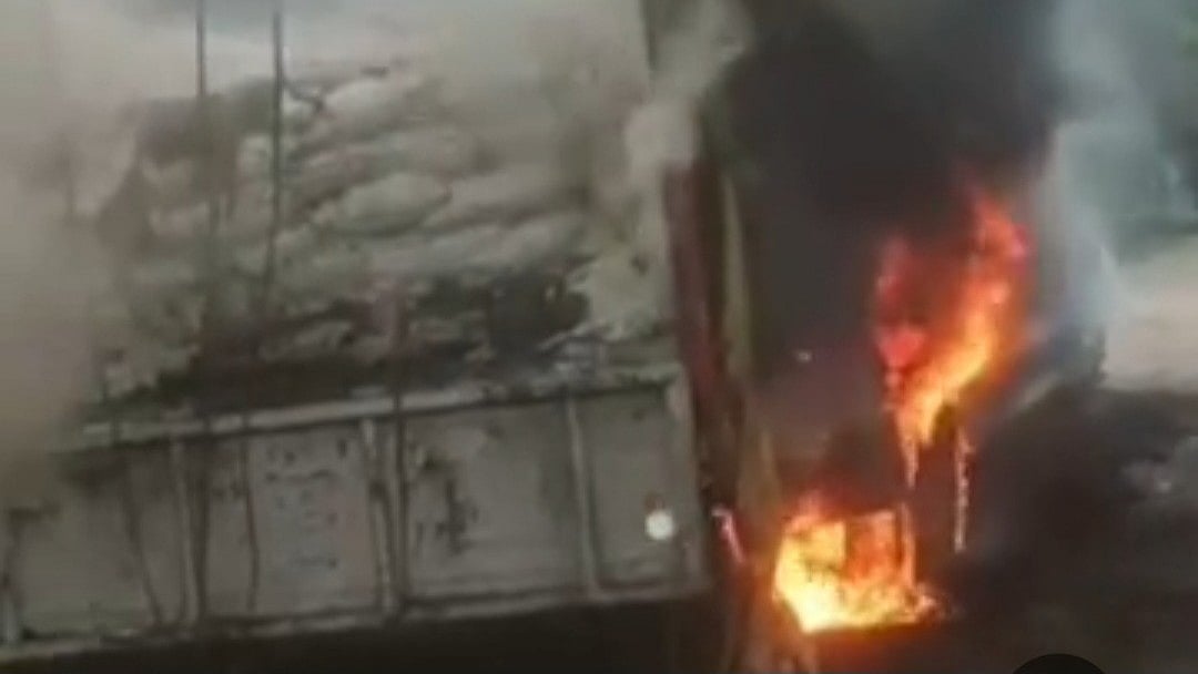Madhya Pradesh: Truck Catches Fire, Flour Worth ₹2 Lakh Destroyed In Satna 