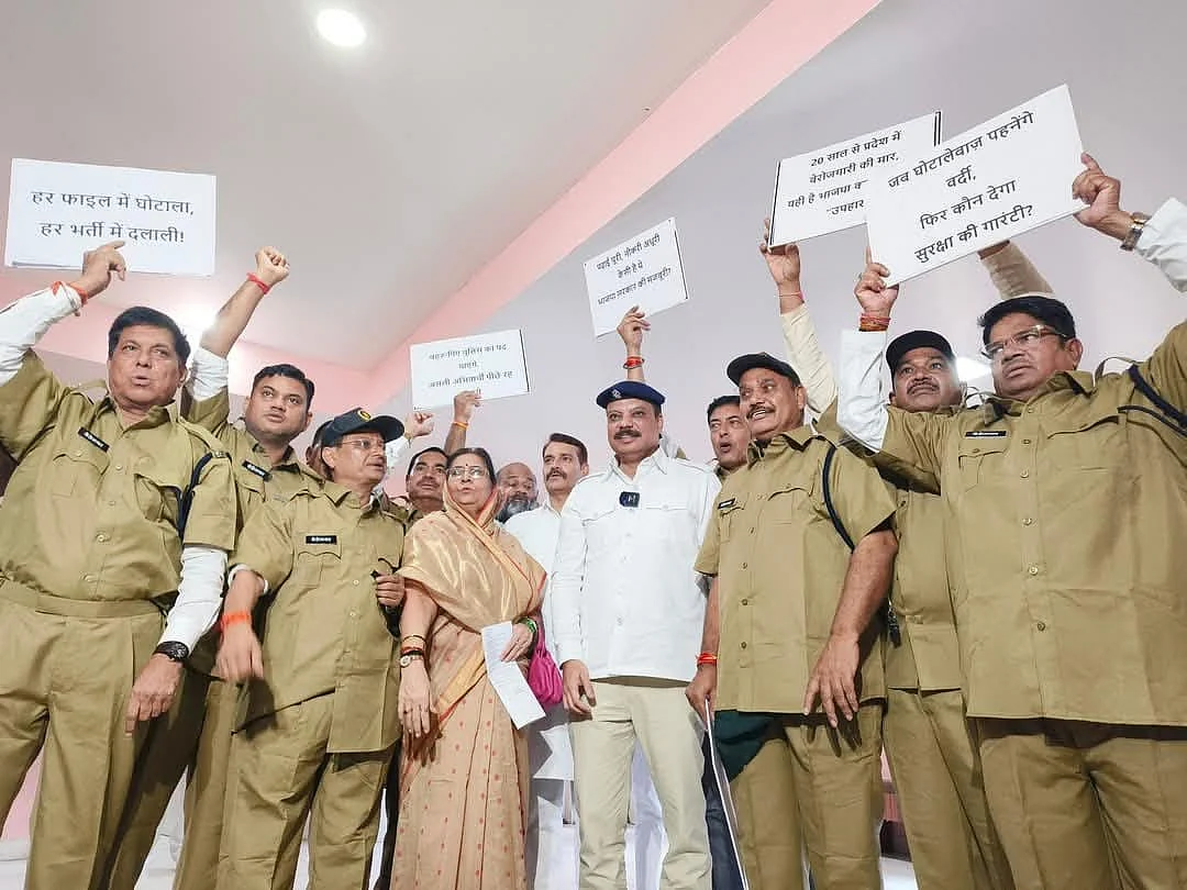 Madhya Pradesh: Protest Against Police Recruitment Scam; MLA Dinesh ‘Boss’ Wears Symbolic Police Uniform |