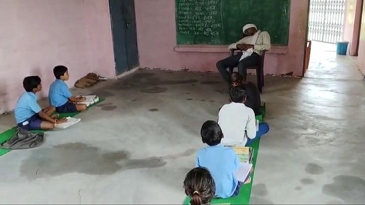 Bizzare! Teacher Caught Sleeping Mid-Class In MP's Chhatarpur, Students Left Clueless; Video Sparks Outrage