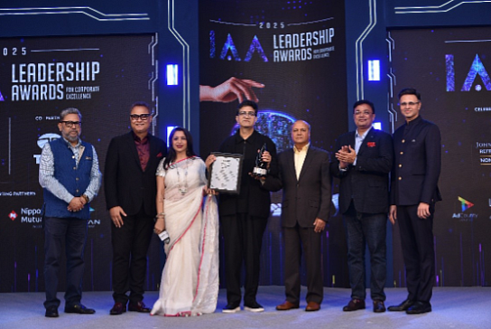 Prasoon Joshi being felicitated by all past presidents of IAA India Chapter