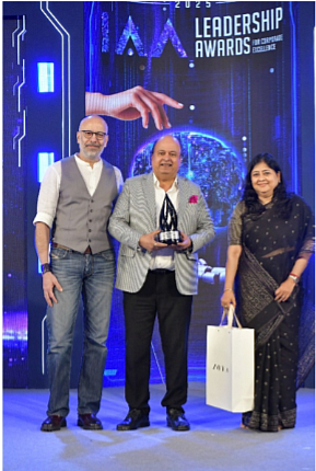 Pradeep Bakshi being felicitated by Rajan Amba, Managing Director, Jaguar Land Rover India & Oisharya Das, Jury Member and Chief Executive Officer, Kotak Private Banking