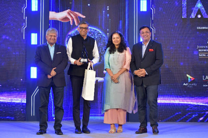 Jayan Mehta being felicitated by Shashi Sinha, Executive Chairman, IPG Mediabrands India, Prabha
Narasimhan, Jury Chair and MD & CEO, Colgate-Palmolive India Ltd along with Avinash Pandey,
Immediate Past President IAA
