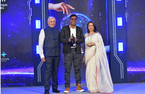 Senthil Kumar being felicitated by Jaideep Gandhi, Vice President-IAA Inda Chapter & Megha Tata, Past President IAA India Chapter