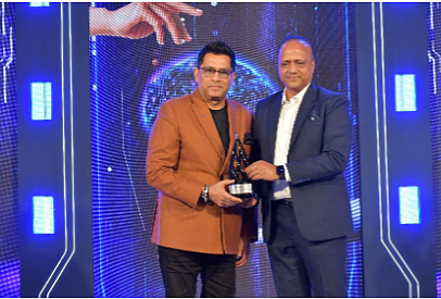 Ajay Khanna being felicitated by Alok Jalan, IAA Mancom Member & Managing Director, Laqshya Media Group