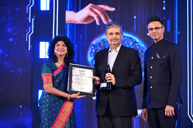 Uday Kotak being felicitated by Nandini Dias Chairperson IAA Leadership Awards, & Abhishek
Karnani, President, IAA India Chapter