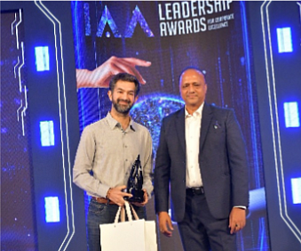 Karan Bedi being felicitated by Alok Jalan, IAA Mancom Member & Managing Director, Laqshya Media Group