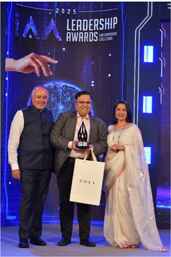 Mohit Joshi being felicitated by Jaideep Gandhi, Vice President-IAA Inda Chapter & Megha Tata, Past President IAA India Chapter
