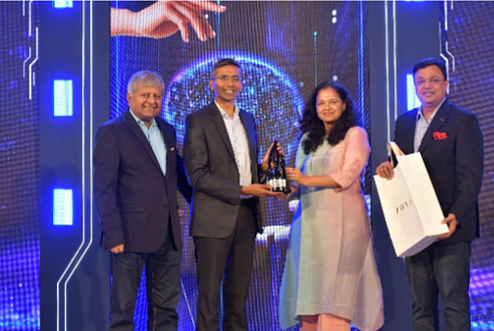 Nalinikanth Gollagunta being felicitated by Shashi Sinha, Executive Chairman, IPG Mediabrands
India, Prabha Narasimhan, Jury Chair and MD & CEO, Colgate-Palmolive India Ltd along with Avinash Pandey, Immediate Past President IAA