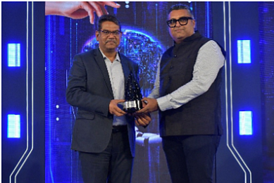Yogesh being felicitated by Janak Sarda, Hon.Treasurer IAA & Director, Blue Logic Systems
