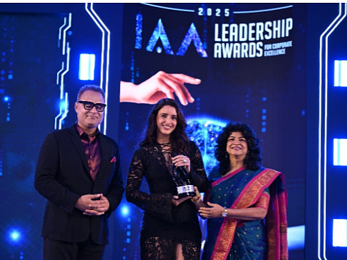 (L-R) - Neeraj Roy, Founder, Hungama Digital Media Entertainment Ltd; Nandini Dias, Chairperson,
IAA Leadership Awards, felicitating Tripti Dimri