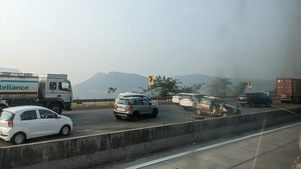Mumbai Pune Expressway: 6 vehicles collide on highway; traffic affected | Twitter