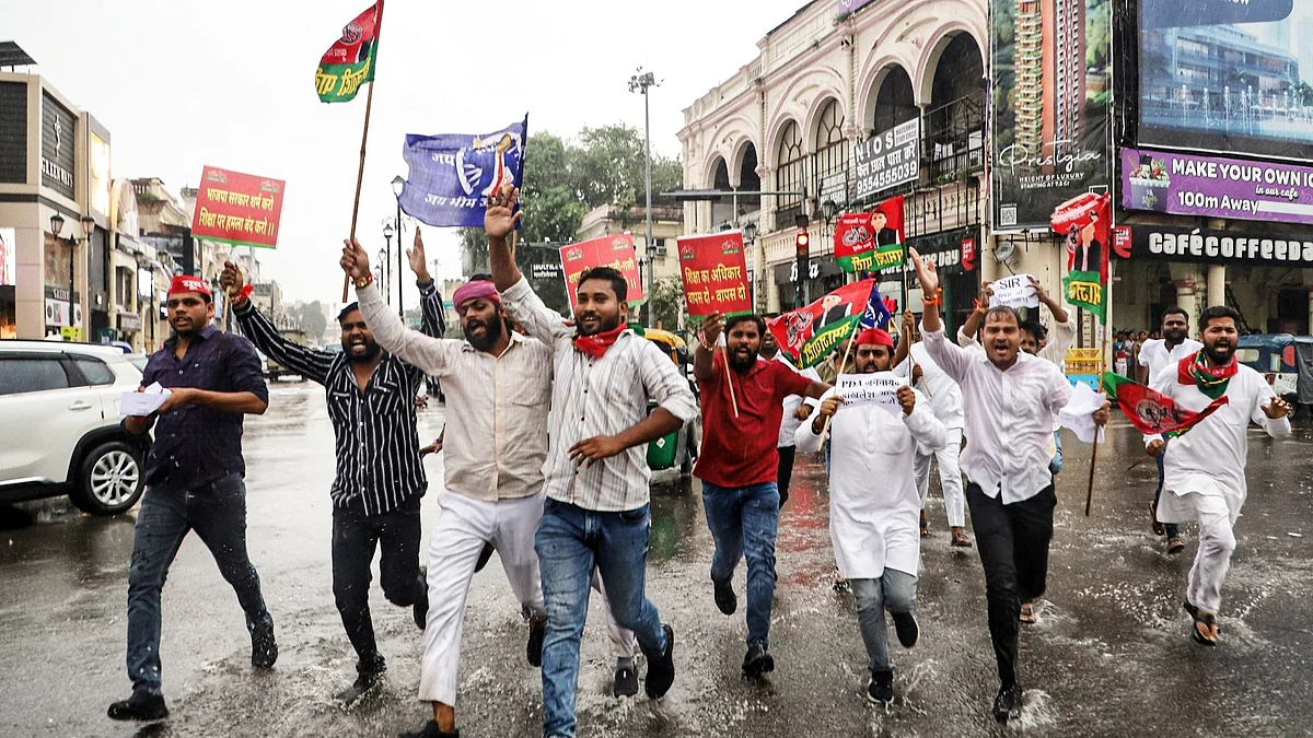 Lucknow Erupts In Protest Over Arrest Of Akhilesh Yadav & Rahul Gandhi