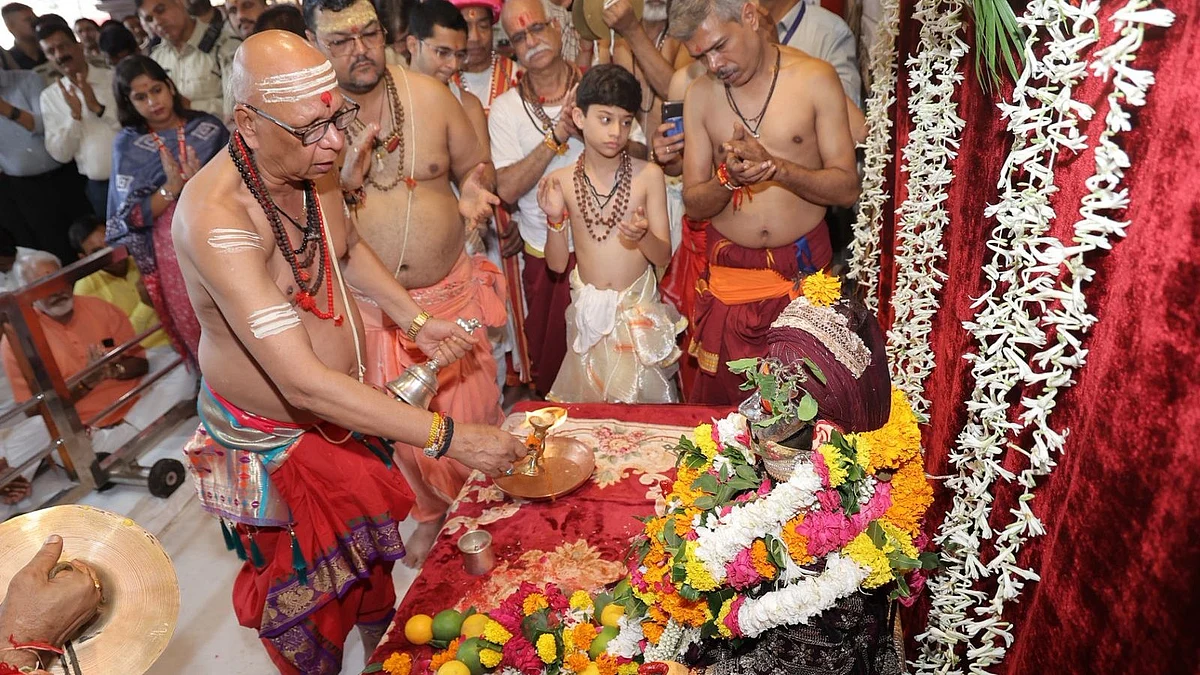 WATCH: 5th Mahakal Sawari Taken Out in Ujjain; Ministers Krishna Gaur, Gautam Tetwal Offer Prayers