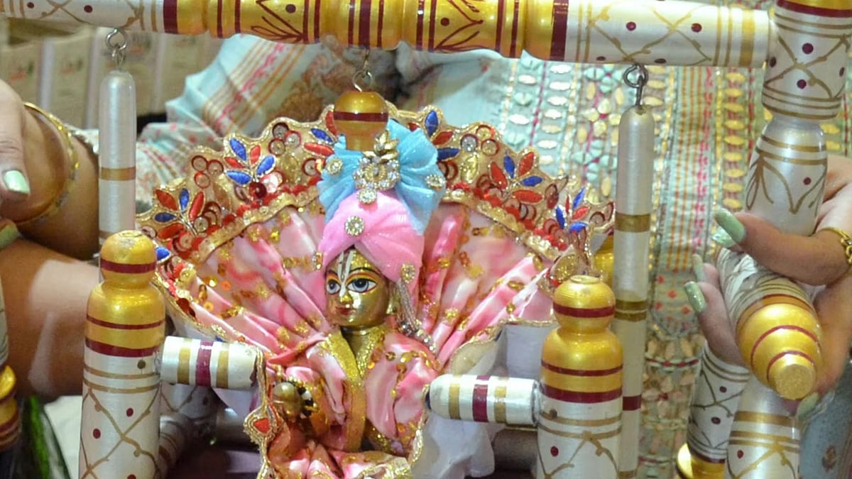 Krishna Janmashtami 2025: Vastu Tips To Remember Before Decorating Lord Kanha's Swing