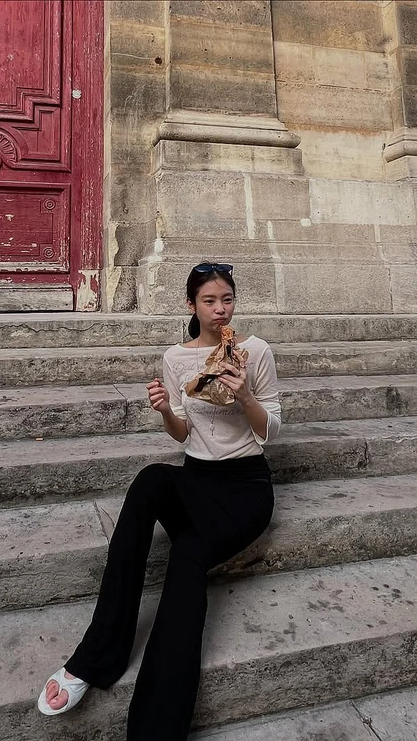 BLACKPINK's Jennie Enjoys A Day Out In Paris!