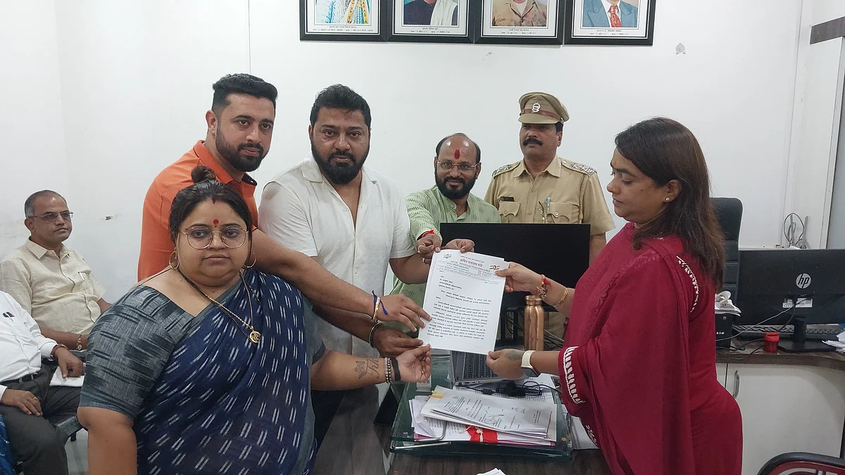 Sachin Pote leader Congress alongwith workers submitted letter to KDMC officer