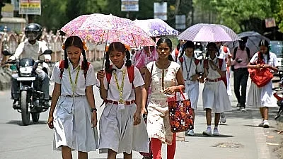 Kolkata Parade Incident: 39 Students Hospitalised After Falling Ill In Humid Weather During Independence Day Event 