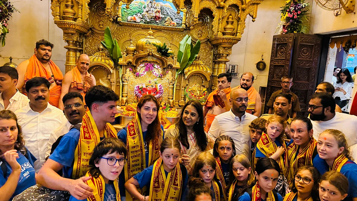 Mumbai News: Spanish Castellar Group Visits Shri Siddhivinayak Temple On Janmashtami