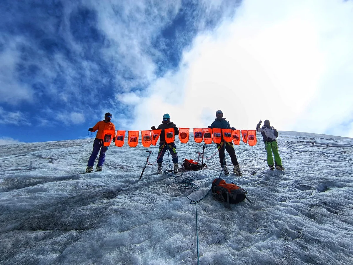 Maharashtra mountaineers celebrate Independence Day by hoisting 79 tricolours atop Mt. Shinkun