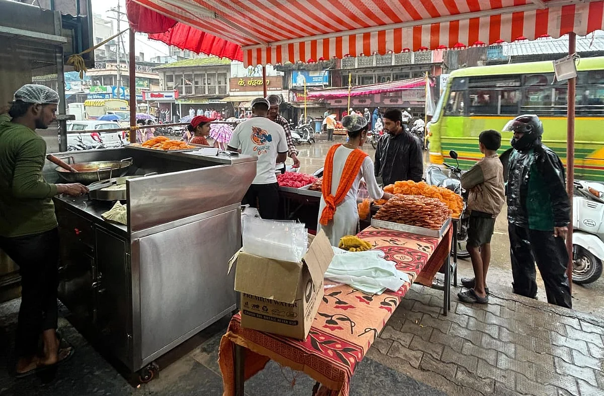 Every Independence Day and Republic Day as the tricolor flags flutter in the breeze and patriotic songs fill the air, the aroma of delicious jalebis wafts through the streets.