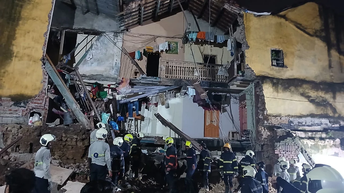 Mumbai News: Staricase Collapses In Chirabazar Building, Three Residents Rescued