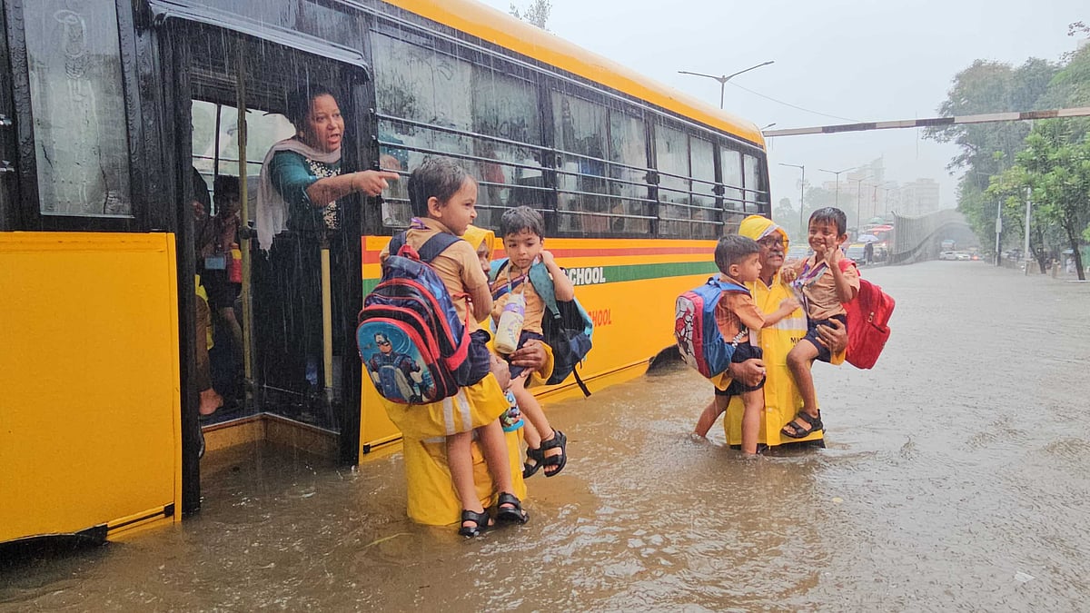 Mumbai Rains: Matunga Police Rescue Children From Stranded School Bus Near King’s Circle Amid Heavy Downpour
