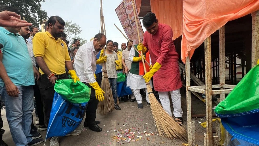 VIDEO: Minister Kailash Vijayvargiya, Indore Mayor Pushyamitra Bhargav Clean Streets As Over 8K...