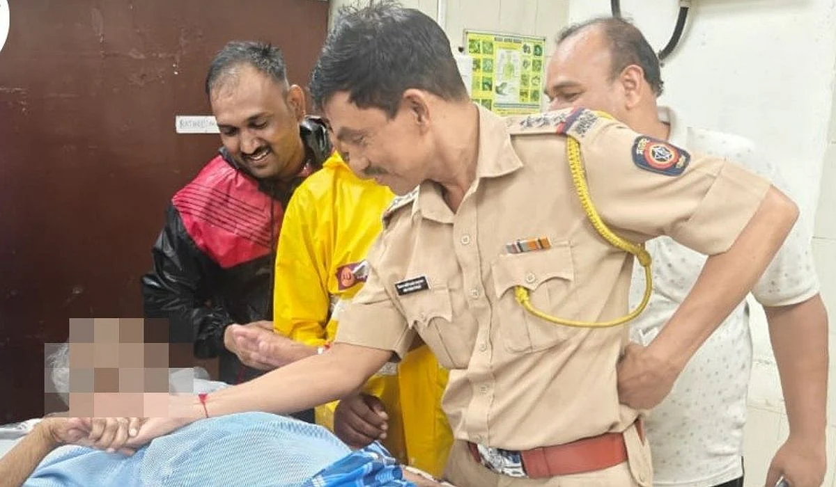 MumbaI cop with 93-year-old man | X/@MumbaiPolice