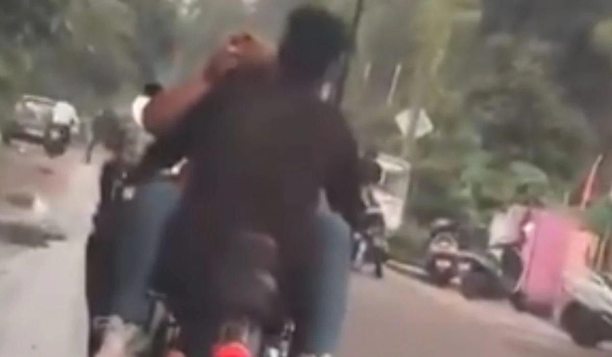 Couple Romances on Moving Royal Enfield | X/@JayManikpuri2