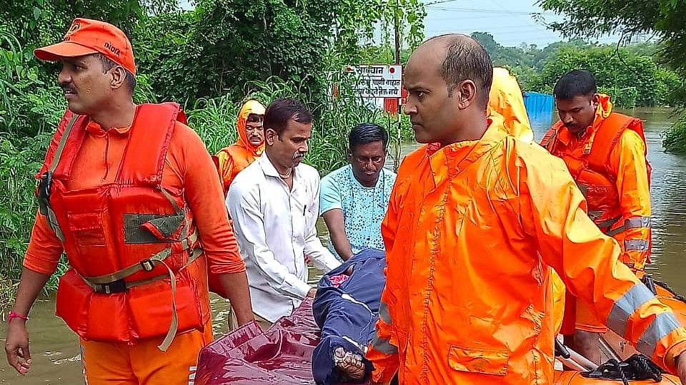 Thane News: Elderly Woman’s Body Carried By Boat For Last Rites As Titwala Road Submerged