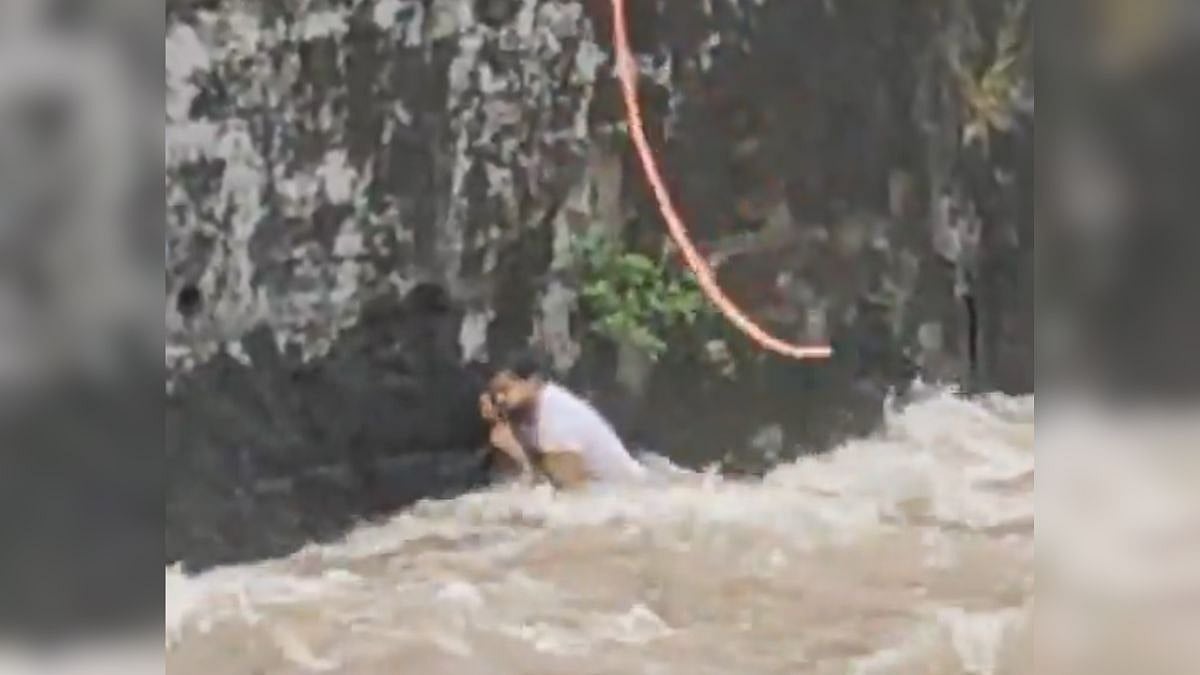 30-Year-Old Man Swept Away In Flooded Mithi River, Rescued After Long Efforts In Powai; Watch Chilling Video