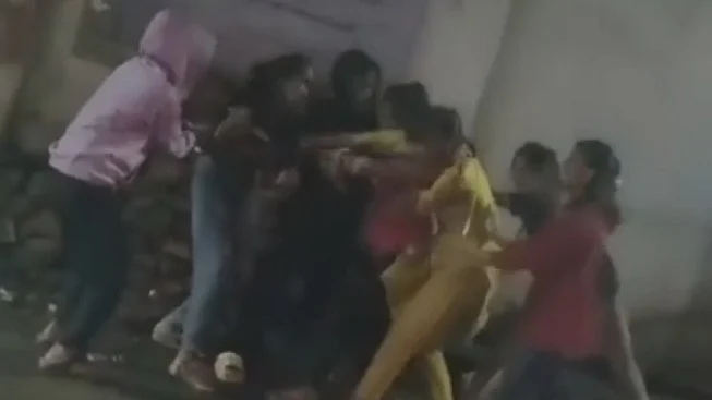 Caught On Camera: Girls Clash In Free-Style Brawl In Pune’s Yerawada Over Messages To Boyfriend