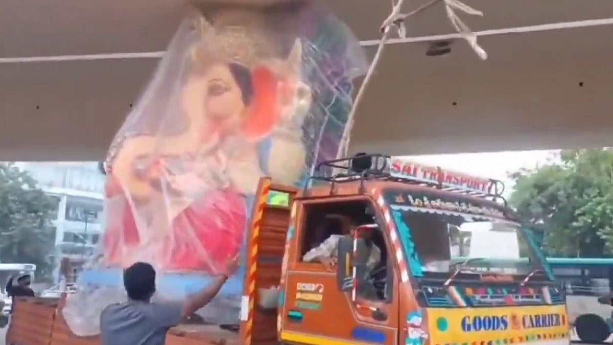 Hyderabad: Ganesh Idol Truck Stuck Under Flyover, Causes Massive Traffic Jam; VIDEO | X @Bavazir_network