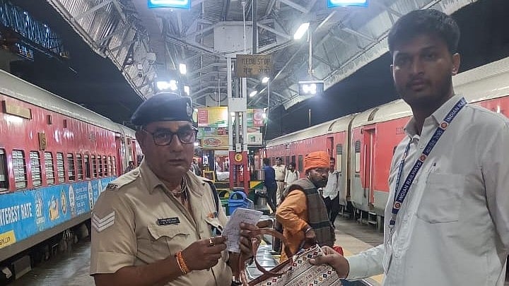 MP: Woman Forgets Bag With Gold Worth ₹5 Lakh On Train, Ratlam's Railway Staff Rescue It | FP Photo 