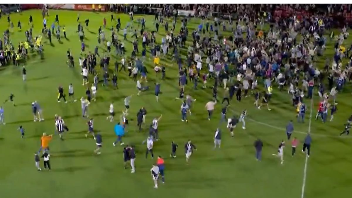 Carabao Cup 2025: Grimsby Town Fans Invade Pitch After Shock Win Over Manchester United; Video
