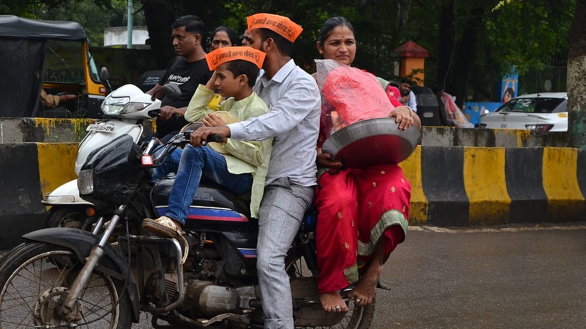 Nashik Ganeshotsav 2025: Mandals, Families Welcome Lord Ganesha (Photos)