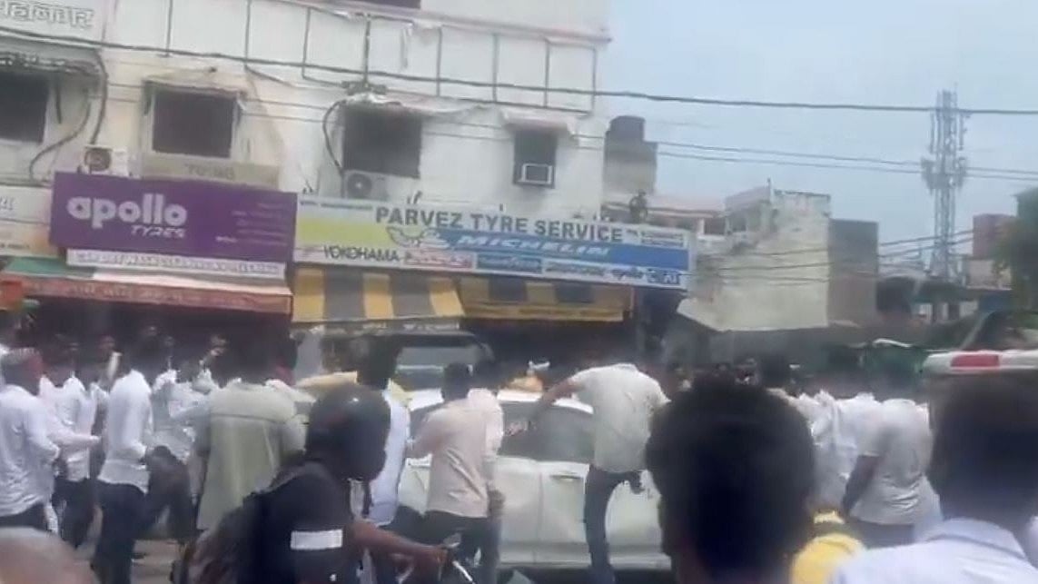 ABVP Members Attack Police Van Over Lathicharge On Ramswaroop University Students During Protest In Barabanki - VIDEO