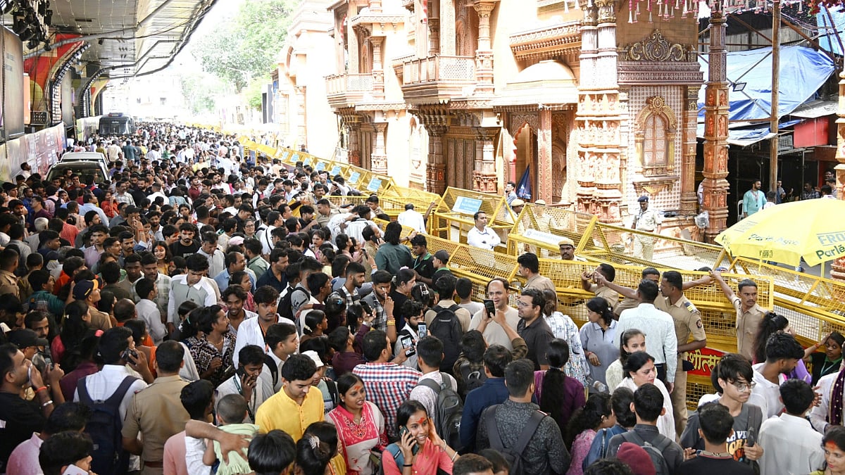 Ganeshotsav 2025: Massive Crowd Of Devotees Gathers To Seek Blessings Of Lalbaugcha Raja In Mumbai