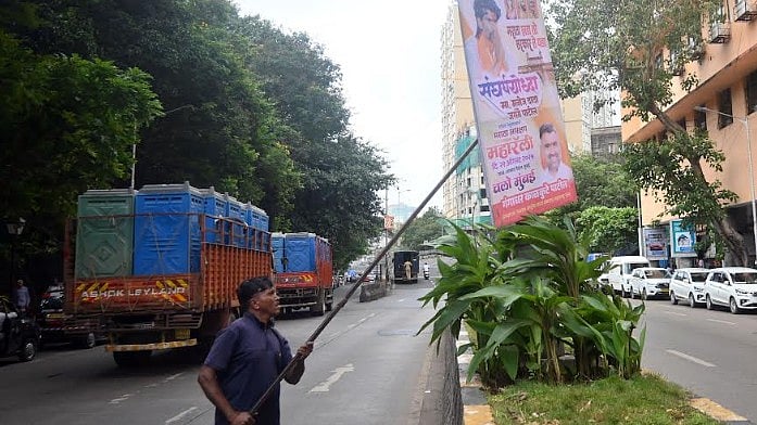 Mumbai: BMC Workers Remove Maratha Quota Protest Banners After Conclusion Of Morcha At Azad Maidan